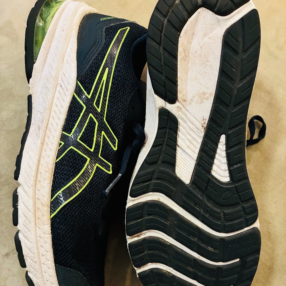 Boys ASICS Size 5 Youth